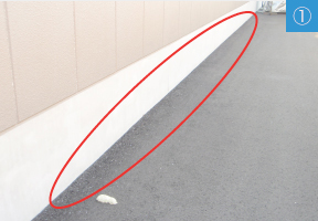 建物と周りの地盤が一緒に沈下している為、段差が発生していない