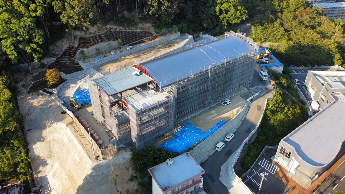 【壁のない今だけの景色】 更地から始まった新社屋👷 一つひとつ鉄骨を組み上げ、屋根と床をつくり上げました。 まだ壁のない骨組みから、山なみが一望できます✨ 完成へ近づく様子を、これからもお届けします😊