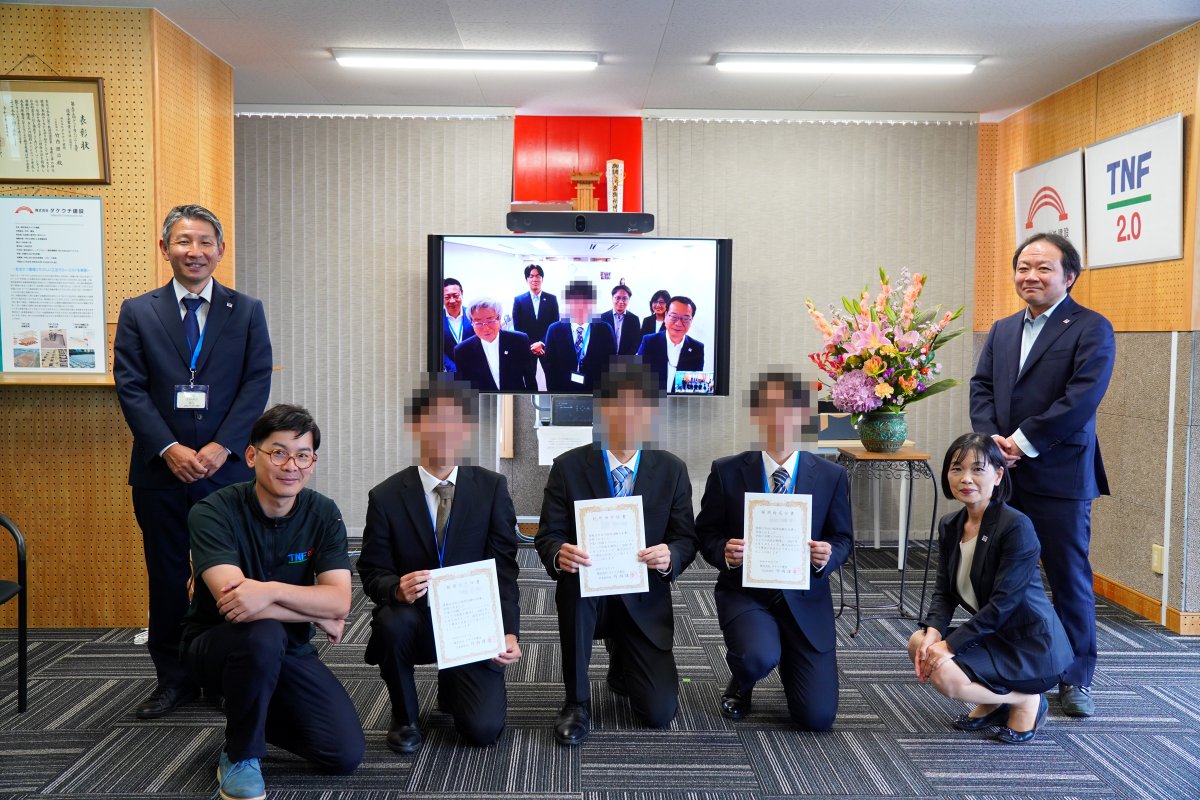 【距離を越えて、ひとつのチームへ】 10月1日の内定式は、本社と関東営業所をオンラインでつないで開催🖥️ 全国に拠点を持つ当社らしい形で、内定者4名を迎えました。 資格取得や現場での成長など、語られた目標はどれも頼もしく📚 春からは、TNF工法をはじめとする当社の技術を担う一員に🌱