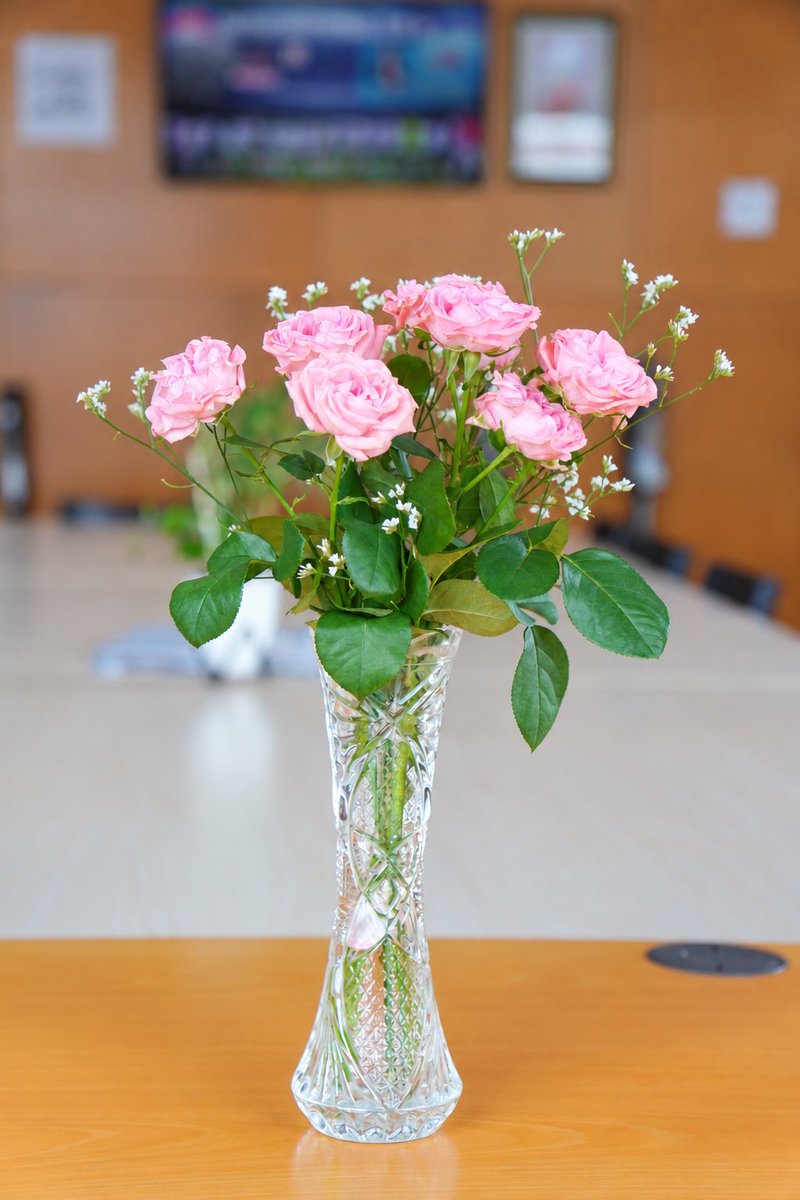 おはようございます！🌹 まもなく11月を迎え、今年も残り約2か月となりました🍂 ピンクのバラのやさしい彩りとともに、新しい一週間がスタートします✨ 朝晩の冷え込みが増してきましたので、体調管理に気を付けながら、今週もがんばりましょう！ 本日もご安全に！👷